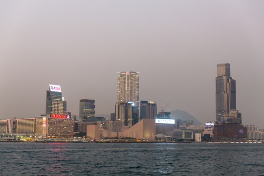 东方明珠，香港的繁荣与变革交响曲